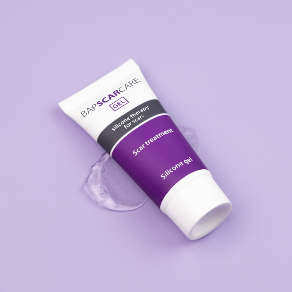 Silicone gel for scars in a white and purple 20g tube, with transparent gel and a white cap